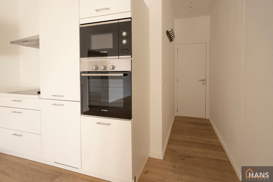 Inkomhal; leefruimte met open, ge&iuml;nstalleerde keuken en schuifraam naar terras; 2 slaapkamers; badkamer met douche, toilet, lavabo in meubel en spiegel.

Vaste kosten: 15 EUR (minuterie en onderhoud centrale verwarming). De nutsvoorzieningen zijn privati
