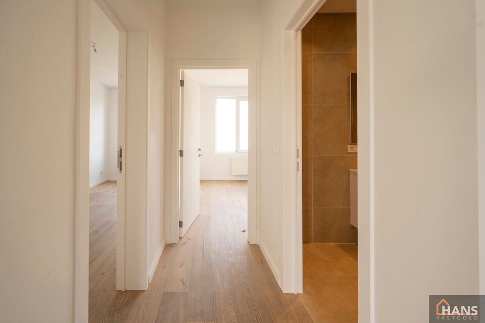 Inkomhal; leefruimte met open, ge&iuml;nstalleerde keuken en schuifraam naar terras; 2 slaapkamers; badkamer met douche, toilet, lavabo in meubel en spiegel.

Vaste kosten: 15 EUR (minuterie en onderhoud centrale verwarming). De nutsvoorzieningen zijn privati