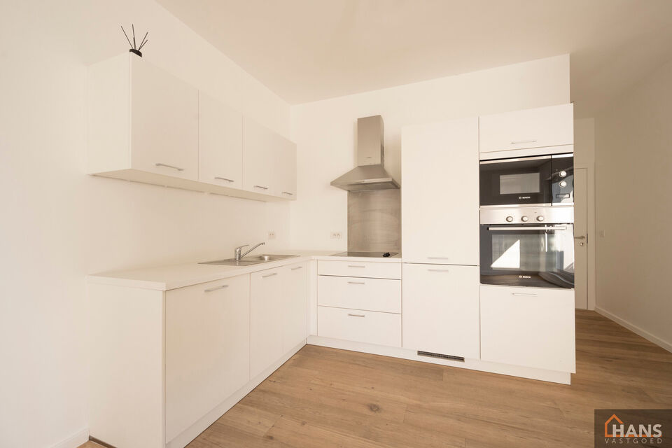 Inkomhal; leefruimte met open, ge&iuml;nstalleerde keuken en schuifraam naar terras; 2 slaapkamers; badkamer met douche, toilet, lavabo in meubel en spiegel.

Vaste kosten: 15 EUR (minuterie en onderhoud centrale verwarming). De nutsvoorzieningen zijn privati