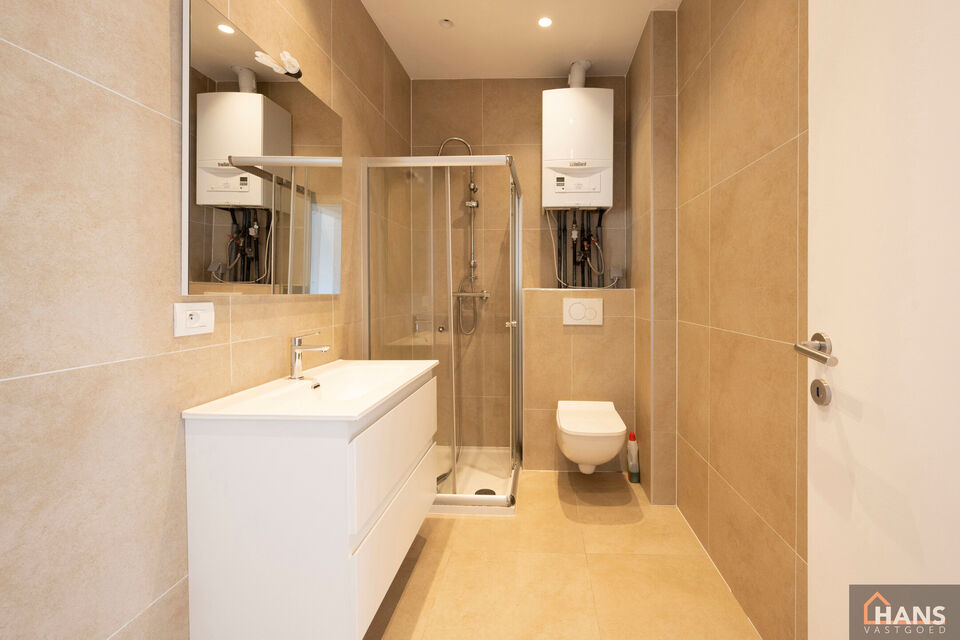 Inkomhal; leefruimte met open, ge&iuml;nstalleerde keuken en schuifraam naar terras; 2 slaapkamers; badkamer met douche, toilet, lavabo in meubel en spiegel.

Vaste kosten: 15 EUR (minuterie en onderhoud centrale verwarming). De nutsvoorzieningen zijn privati