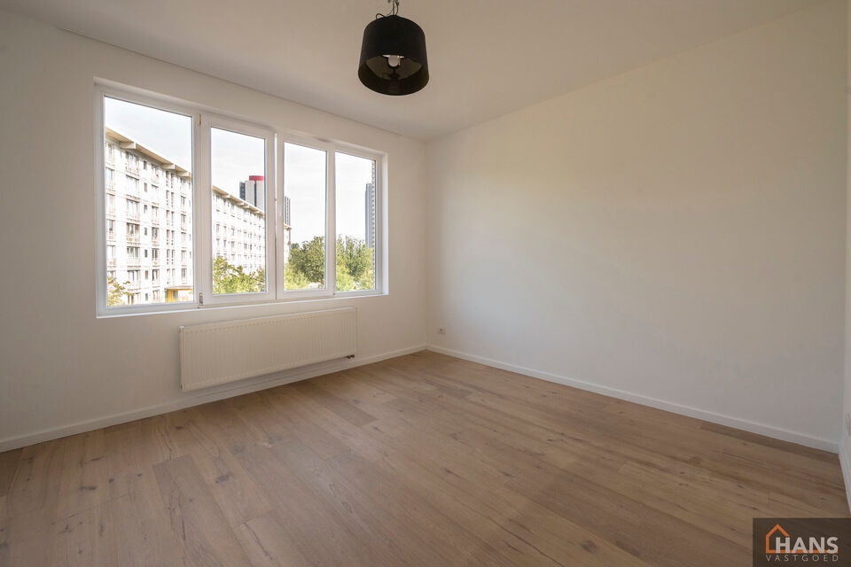 Inkomhal; leefruimte met open, ge&iuml;nstalleerde keuken en schuifraam naar terras; 2 slaapkamers; badkamer met douche, toilet, lavabo in meubel en spiegel.

Vaste kosten: 15 EUR (minuterie en onderhoud centrale verwarming). De nutsvoorzieningen zijn privati