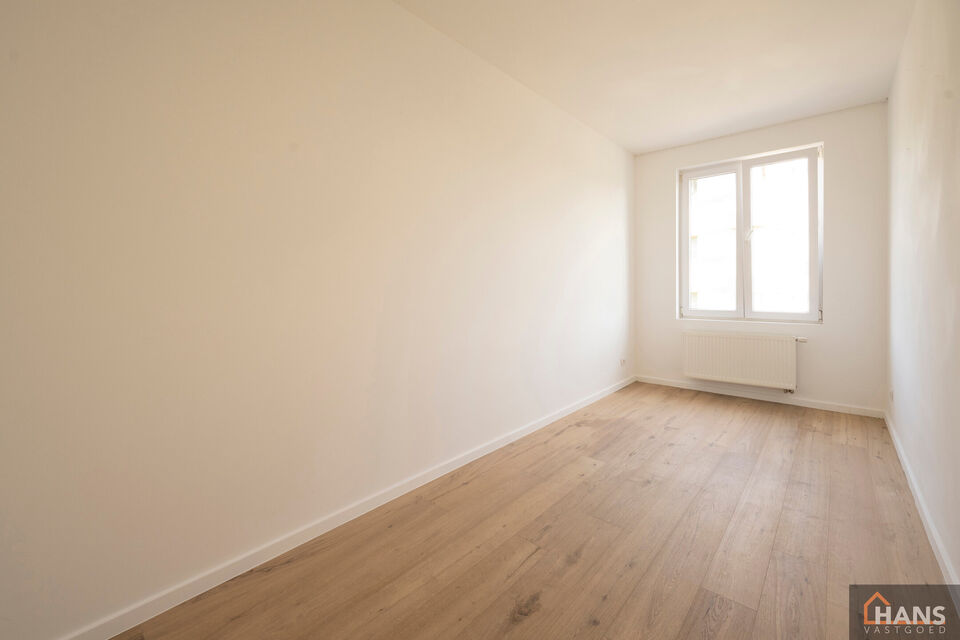 Inkomhal; leefruimte met open, ge&iuml;nstalleerde keuken en schuifraam naar terras; 2 slaapkamers; badkamer met douche, toilet, lavabo in meubel en spiegel.

Vaste kosten: 15 EUR (minuterie en onderhoud centrale verwarming). De nutsvoorzieningen zijn privati