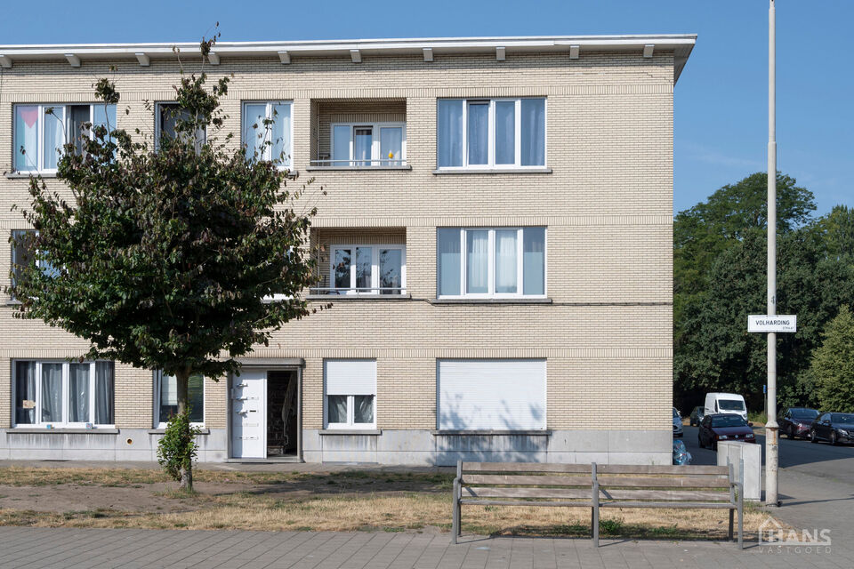 Inkomhal; leefruimte met open, ge&iuml;nstalleerde keuken en schuifraam naar terras; 2 slaapkamers; badkamer met douche, toilet, lavabo in meubel en spiegel.

Vaste kosten: 15 EUR (minuterie en onderhoud centrale verwarming). De nutsvoorzieningen zijn privati