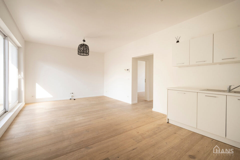 Inkomhal; leefruimte met open, ge&iuml;nstalleerde keuken en schuifraam naar terras; 2 slaapkamers; badkamer met douche, toilet, lavabo in meubel en spiegel.

Vaste kosten: 15 EUR (minuterie en onderhoud centrale verwarming). De nutsvoorzieningen zijn privati