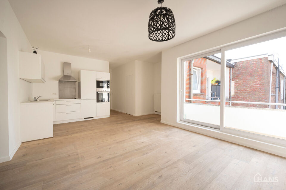 Inkomhal; leefruimte met open, ge&iuml;nstalleerde keuken en schuifraam naar terras; 2 slaapkamers; badkamer met douche, toilet, lavabo in meubel en spiegel.

Vaste kosten: 15 EUR (minuterie en onderhoud centrale verwarming). De nutsvoorzieningen zijn privati