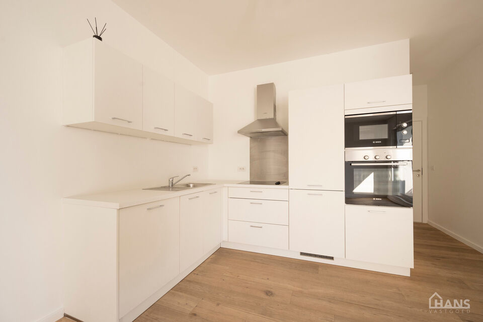 Inkomhal; leefruimte met open, ge&iuml;nstalleerde keuken en schuifraam naar terras; 2 slaapkamers; badkamer met douche, toilet, lavabo in meubel en spiegel.

Vaste kosten: 15 EUR (minuterie en onderhoud centrale verwarming). De nutsvoorzieningen zijn privati
