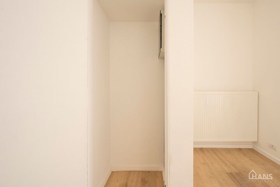 Inkomhal; leefruimte met open, ge&iuml;nstalleerde keuken en schuifraam naar terras; 2 slaapkamers; badkamer met douche, toilet, lavabo in meubel en spiegel.

Vaste kosten: 15 EUR (minuterie en onderhoud centrale verwarming). De nutsvoorzieningen zijn privati