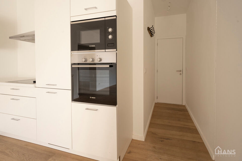Inkomhal; leefruimte met open, ge&iuml;nstalleerde keuken en schuifraam naar terras; 2 slaapkamers; badkamer met douche, toilet, lavabo in meubel en spiegel.

Vaste kosten: 15 EUR (minuterie en onderhoud centrale verwarming). De nutsvoorzieningen zijn privati