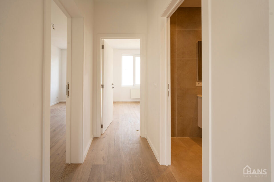 Inkomhal; leefruimte met open, ge&iuml;nstalleerde keuken en schuifraam naar terras; 2 slaapkamers; badkamer met douche, toilet, lavabo in meubel en spiegel.

Vaste kosten: 15 EUR (minuterie en onderhoud centrale verwarming). De nutsvoorzieningen zijn privati