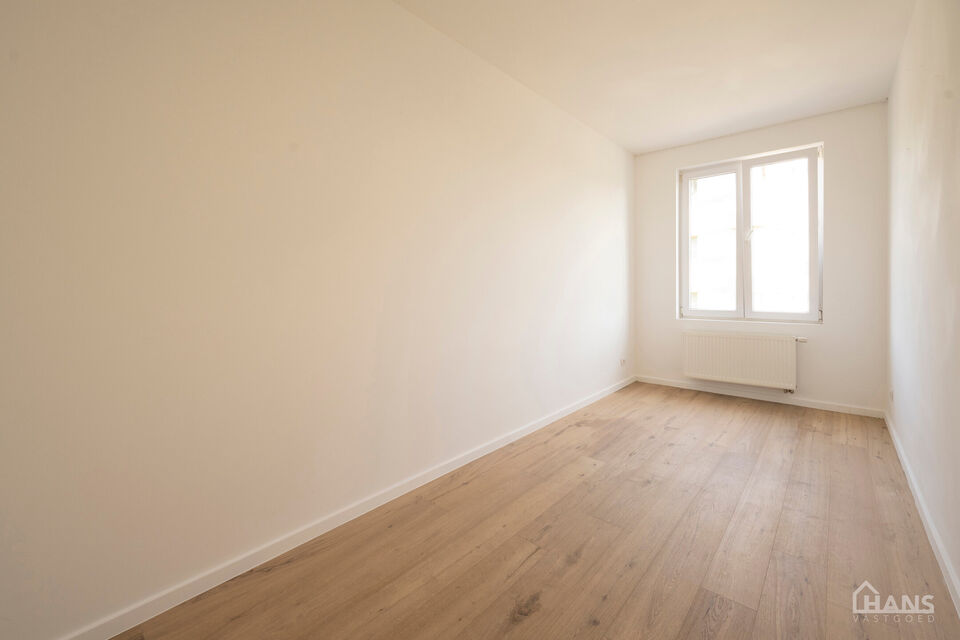 Inkomhal; leefruimte met open, ge&iuml;nstalleerde keuken en schuifraam naar terras; 2 slaapkamers; badkamer met douche, toilet, lavabo in meubel en spiegel.

Vaste kosten: 15 EUR (minuterie en onderhoud centrale verwarming). De nutsvoorzieningen zijn privati