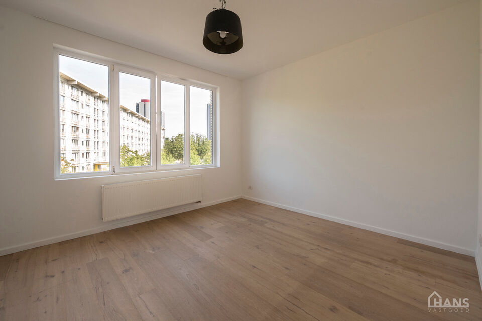 Inkomhal; leefruimte met open, ge&iuml;nstalleerde keuken en schuifraam naar terras; 2 slaapkamers; badkamer met douche, toilet, lavabo in meubel en spiegel.

Vaste kosten: 15 EUR (minuterie en onderhoud centrale verwarming). De nutsvoorzieningen zijn privati