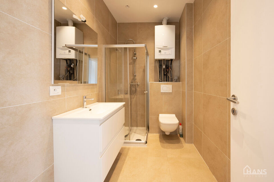 Inkomhal; leefruimte met open, ge&iuml;nstalleerde keuken en schuifraam naar terras; 2 slaapkamers; badkamer met douche, toilet, lavabo in meubel en spiegel.

Vaste kosten: 15 EUR (minuterie en onderhoud centrale verwarming). De nutsvoorzieningen zijn privati