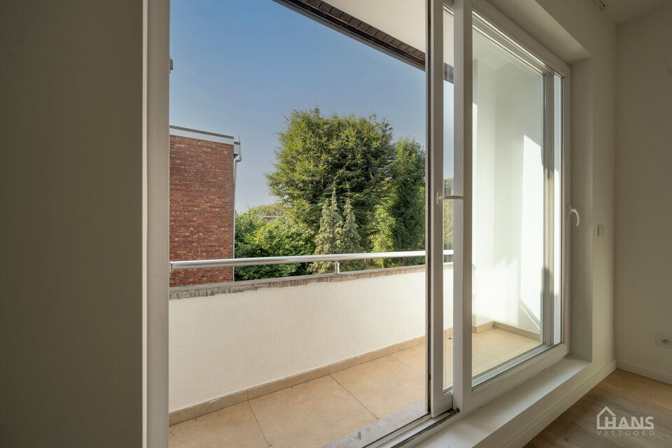 Inkomhal; leefruimte met open, ge&iuml;nstalleerde keuken en schuifraam naar terras; 2 slaapkamers; badkamer met douche, toilet, lavabo in meubel en spiegel.

Vaste kosten: 15 EUR (minuterie en onderhoud centrale verwarming). De nutsvoorzieningen zijn privati