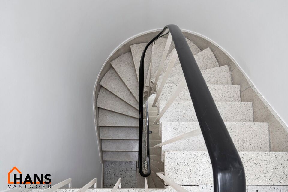 -- BEZOEKMOMENT VOLZET --

Gerenoveerd appartement op de 2e (hoogste) verdieping zonder lift.

Inkomhal met vestiaire - apart toilet - badkamer met inloopdouche en lavabomeubel en spiegelkast. 1 ruime slaapkamer, 1 kinderkamer met toegang tot het achterli