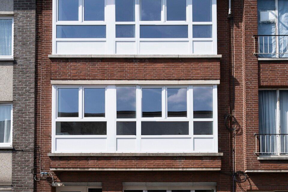 -- BEZOEKMOMENT VOLZET --

Gerenoveerd appartement op de 2e (hoogste) verdieping zonder lift.

Inkomhal met vestiaire - apart toilet - badkamer met inloopdouche en lavabomeubel en spiegelkast. 1 ruime slaapkamer, 1 kinderkamer met toegang tot het achterli