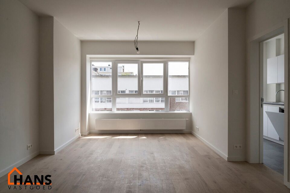 Gerenoveerd appartement op de 2e (hoogste) verdieping zonder lift.

Inkomhal met vestiaire - apart toilet - badkamer met inloopdouche en lavabomeubel en spiegelkast. 1 ruime slaapkamer, 1 kinderkamer met toegang tot het achterliggend terras. Woonkamer, in