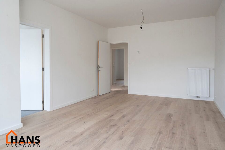 Gerenoveerd appartement op de 2e (hoogste) verdieping zonder lift.

Inkomhal met vestiaire - apart toilet - badkamer met inloopdouche en lavabomeubel en spiegelkast. 1 ruime slaapkamer, 1 kinderkamer met toegang tot het achterliggend terras. Woonkamer, in