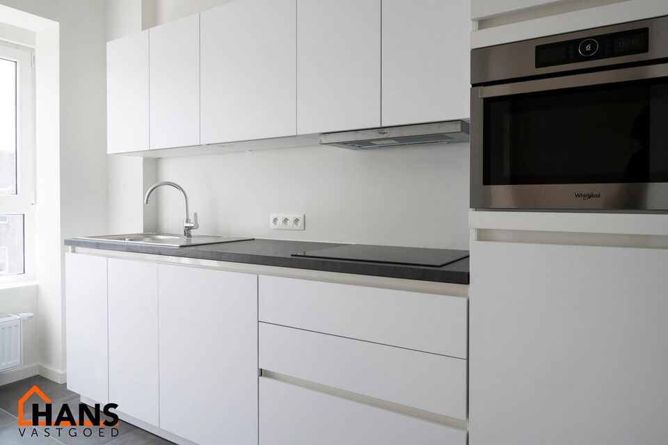 Gerenoveerd appartement op de 2e (hoogste) verdieping zonder lift.

Inkomhal met vestiaire - apart toilet - badkamer met inloopdouche en lavabomeubel en spiegelkast. 1 ruime slaapkamer, 1 kinderkamer met toegang tot het achterliggend terras. Woonkamer, in