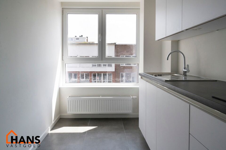 Gerenoveerd appartement op de 2e (hoogste) verdieping zonder lift.

Inkomhal met vestiaire - apart toilet - badkamer met inloopdouche en lavabomeubel en spiegelkast. 1 ruime slaapkamer, 1 kinderkamer met toegang tot het achterliggend terras. Woonkamer, in