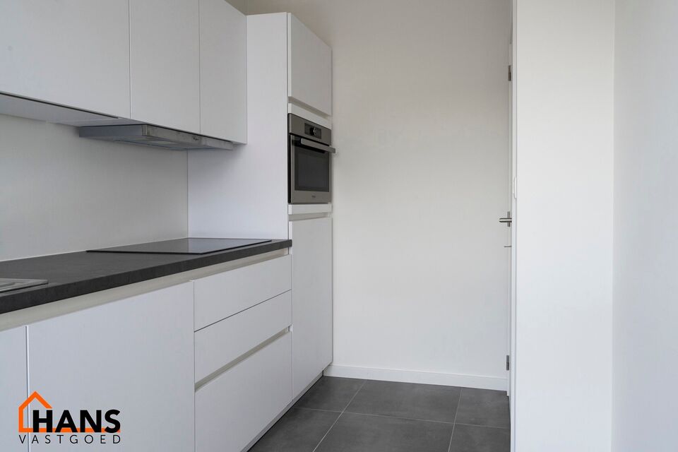 Gerenoveerd appartement op de 2e (hoogste) verdieping zonder lift.

Inkomhal met vestiaire - apart toilet - badkamer met inloopdouche en lavabomeubel en spiegelkast. 1 ruime slaapkamer, 1 kinderkamer met toegang tot het achterliggend terras. Woonkamer, in