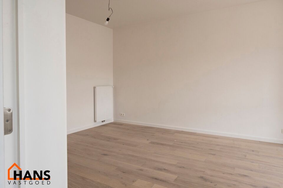 Gerenoveerd appartement op de 2e (hoogste) verdieping zonder lift.

Inkomhal met vestiaire - apart toilet - badkamer met inloopdouche en lavabomeubel en spiegelkast. 1 ruime slaapkamer, 1 kinderkamer met toegang tot het achterliggend terras. Woonkamer, in