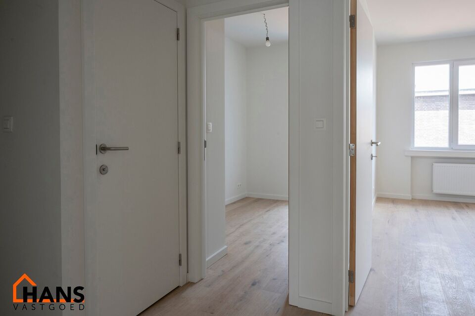 Gerenoveerd appartement op de 2e (hoogste) verdieping zonder lift.

Inkomhal met vestiaire - apart toilet - badkamer met inloopdouche en lavabomeubel en spiegelkast. 1 ruime slaapkamer, 1 kinderkamer met toegang tot het achterliggend terras. Woonkamer, in