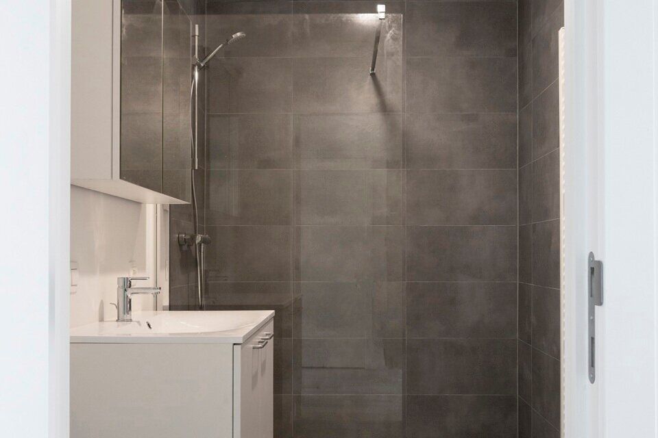 Gerenoveerd appartement op de 2e (hoogste) verdieping zonder lift.

Inkomhal met vestiaire - apart toilet - badkamer met inloopdouche en lavabomeubel en spiegelkast. 1 ruime slaapkamer, 1 kinderkamer met toegang tot het achterliggend terras. Woonkamer, in