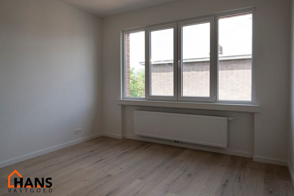 Gerenoveerd appartement op de 2e (hoogste) verdieping zonder lift.

Inkomhal met vestiaire - apart toilet - badkamer met inloopdouche en lavabomeubel en spiegelkast. 1 ruime slaapkamer, 1 kinderkamer met toegang tot het achterliggend terras. Woonkamer, in