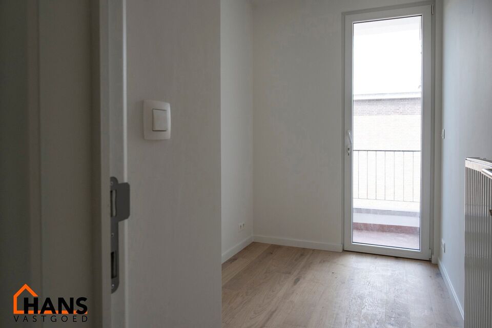 Gerenoveerd appartement op de 2e (hoogste) verdieping zonder lift.

Inkomhal met vestiaire - apart toilet - badkamer met inloopdouche en lavabomeubel en spiegelkast. 1 ruime slaapkamer, 1 kinderkamer met toegang tot het achterliggend terras. Woonkamer, in