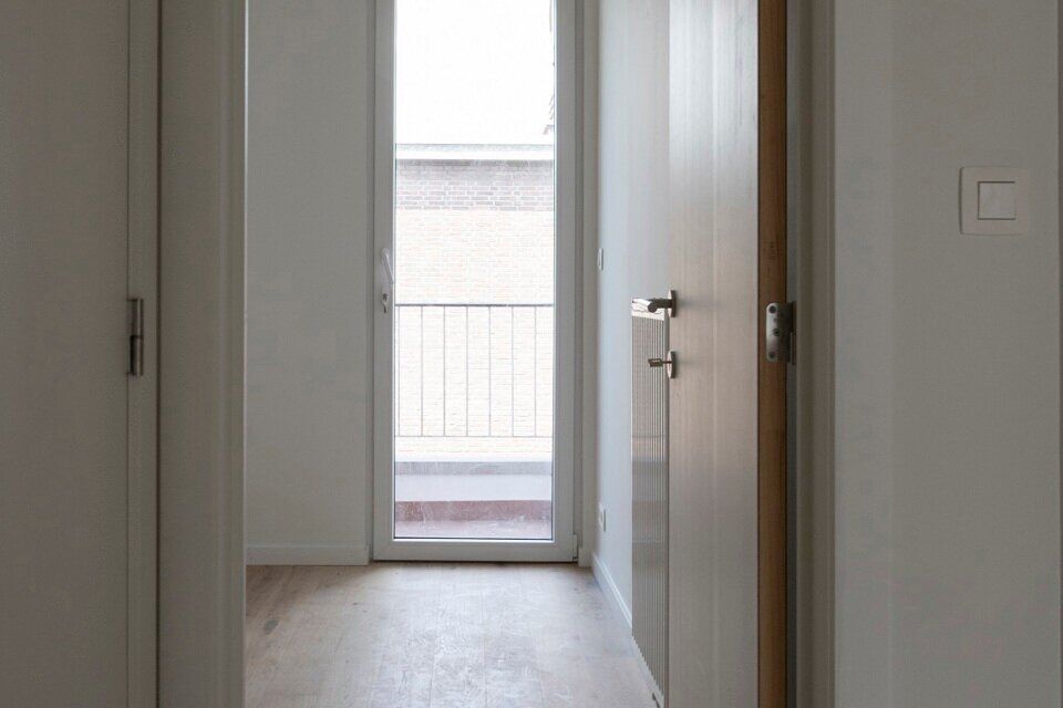 Gerenoveerd appartement op de 2e (hoogste) verdieping zonder lift.

Inkomhal met vestiaire - apart toilet - badkamer met inloopdouche en lavabomeubel en spiegelkast. 1 ruime slaapkamer, 1 kinderkamer met toegang tot het achterliggend terras. Woonkamer, in