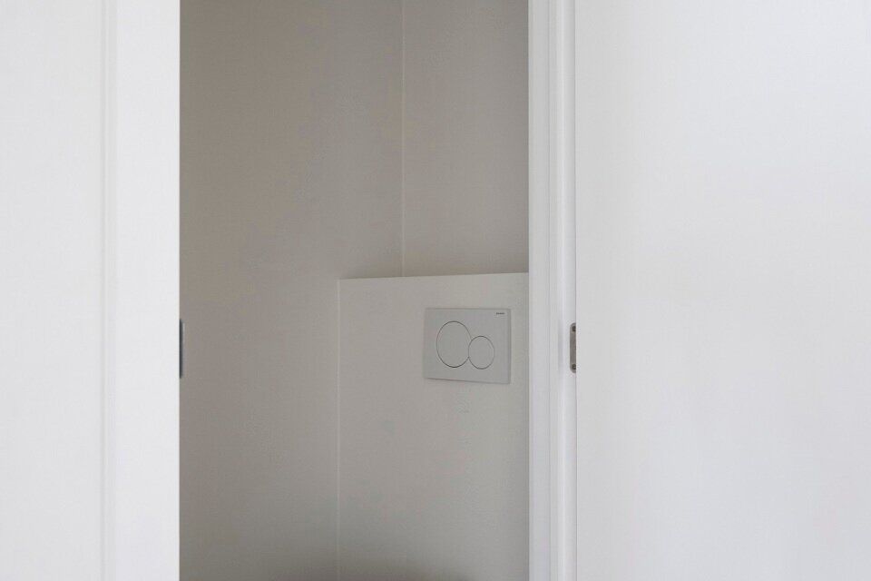 Gerenoveerd appartement op de 2e (hoogste) verdieping zonder lift.

Inkomhal met vestiaire - apart toilet - badkamer met inloopdouche en lavabomeubel en spiegelkast. 1 ruime slaapkamer, 1 kinderkamer met toegang tot het achterliggend terras. Woonkamer, in