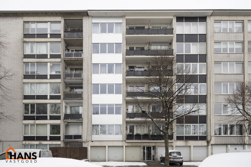 Mooi gerenoveerd appartement op de 3e verdieping links ( met lift) :

Ruime inkomhal met berging, apart toilet, nieuwe badkamer met inloopdouche en lavabomeubel. Berging voor aansluiting wasmachine en droogkast, 1 ruime slaapkamer en 2 kleine slaapkamers,