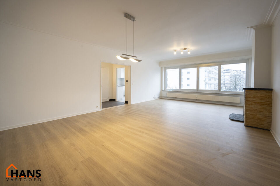 Mooi gerenoveerd appartement op de 3e verdieping links ( met lift) :

Ruime inkomhal met berging, apart toilet, nieuwe badkamer met inloopdouche en lavabomeubel. Berging voor aansluiting wasmachine en droogkast, 1 ruime slaapkamer en 2 kleine slaapkamers,