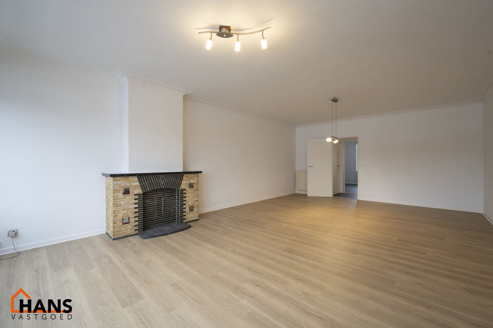 Mooi gerenoveerd appartement op de 3e verdieping links ( met lift) :

Ruime inkomhal met berging, apart toilet, nieuwe badkamer met inloopdouche en lavabomeubel. Berging voor aansluiting wasmachine en droogkast, 1 ruime slaapkamer en 2 kleine slaapkamers,