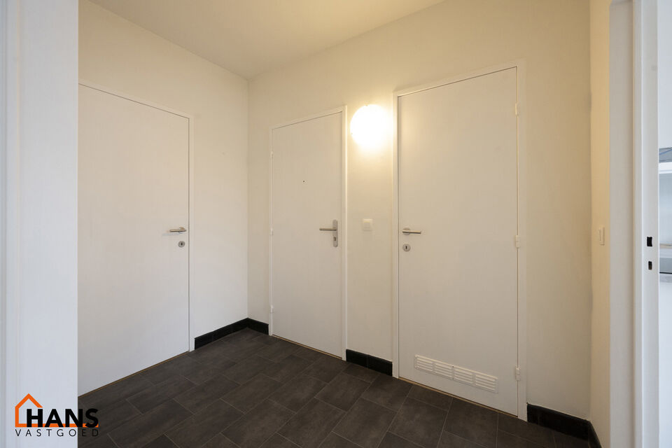 Mooi gerenoveerd appartement op de 3e verdieping links ( met lift) :

Ruime inkomhal met berging, apart toilet, nieuwe badkamer met inloopdouche en lavabomeubel. Berging voor aansluiting wasmachine en droogkast, 1 ruime slaapkamer en 2 kleine slaapkamers,
