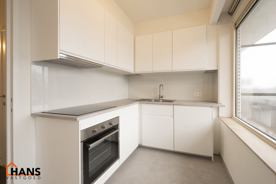 Mooi gerenoveerd appartement op de 3e verdieping links ( met lift) :

Ruime inkomhal met berging, apart toilet, nieuwe badkamer met inloopdouche en lavabomeubel. Berging voor aansluiting wasmachine en droogkast, 1 ruime slaapkamer en 2 kleine slaapkamers,