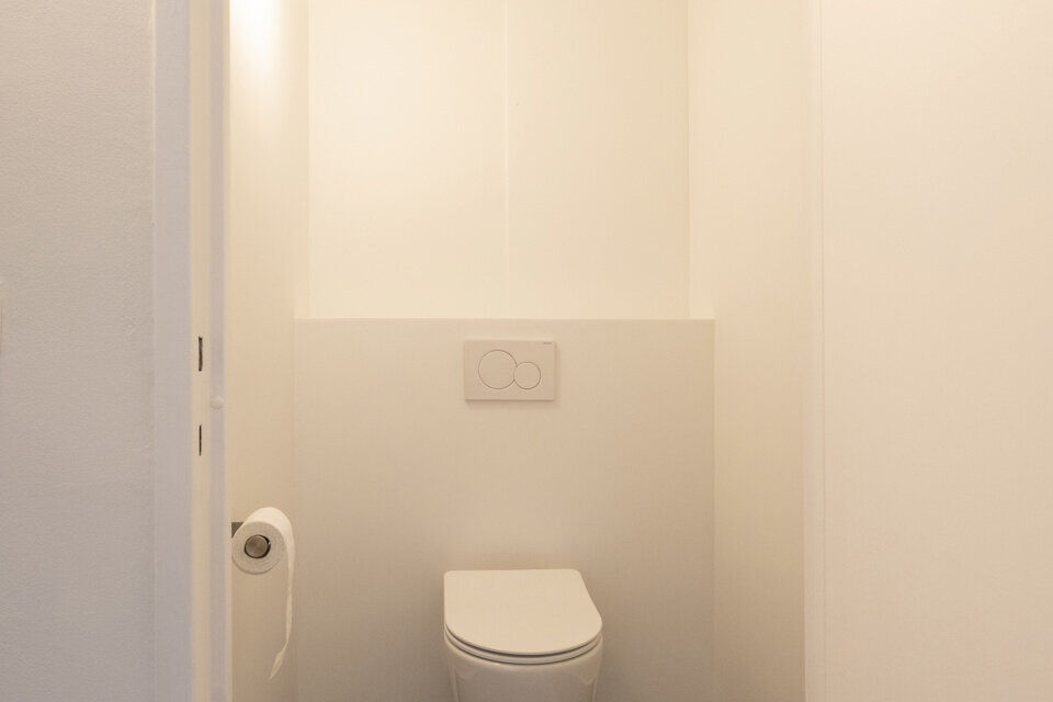 Mooi gerenoveerd appartement op de 3e verdieping links ( met lift) :

Ruime inkomhal met berging, apart toilet, nieuwe badkamer met inloopdouche en lavabomeubel. Berging voor aansluiting wasmachine en droogkast, 1 ruime slaapkamer en 2 kleine slaapkamers,