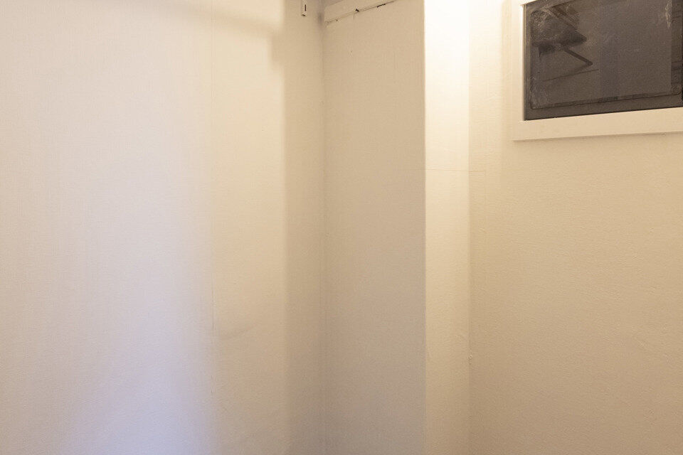 Mooi gerenoveerd appartement op de 3e verdieping links ( met lift) :

Ruime inkomhal met berging, apart toilet, nieuwe badkamer met inloopdouche en lavabomeubel. Berging voor aansluiting wasmachine en droogkast, 1 ruime slaapkamer en 2 kleine slaapkamers,