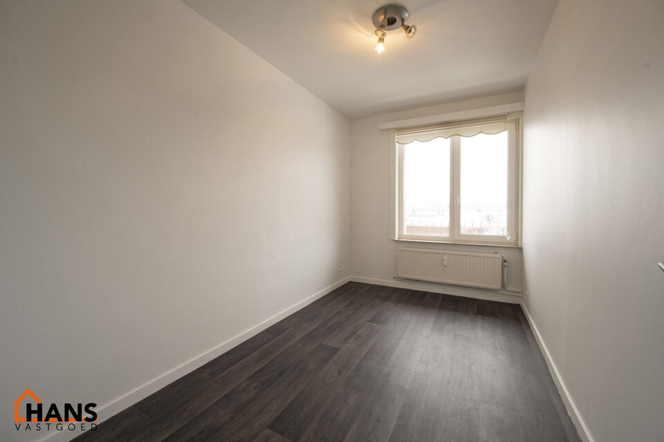 Mooi gerenoveerd appartement op de 3e verdieping links ( met lift) :

Ruime inkomhal met berging, apart toilet, nieuwe badkamer met inloopdouche en lavabomeubel. Berging voor aansluiting wasmachine en droogkast, 1 ruime slaapkamer en 2 kleine slaapkamers,