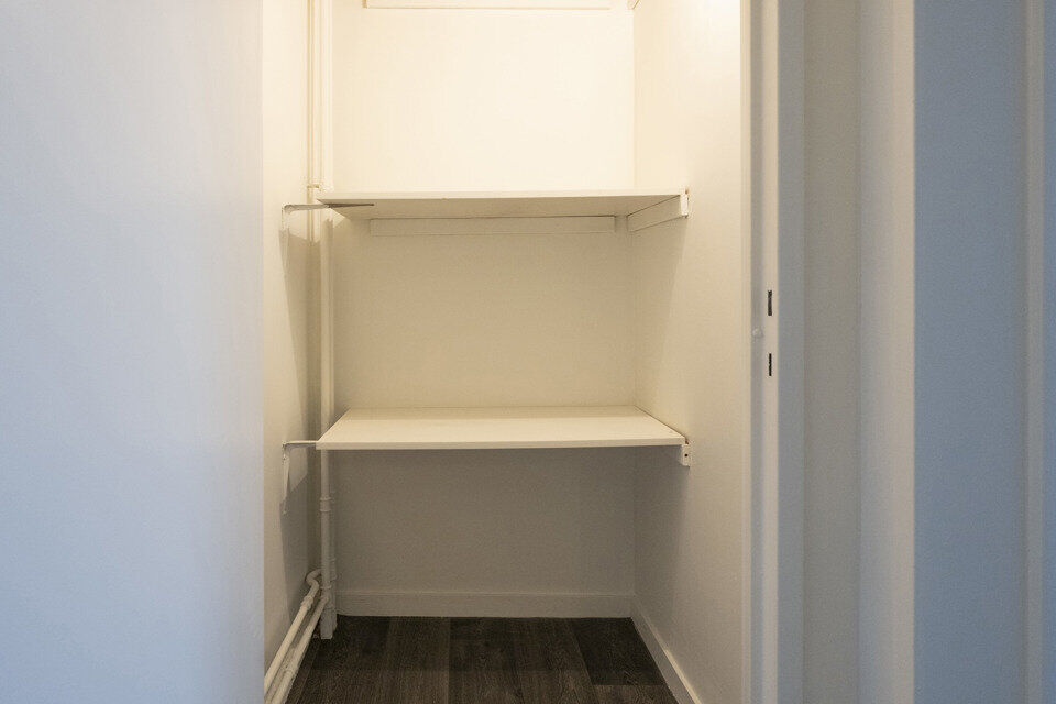 Mooi gerenoveerd appartement op de 3e verdieping links ( met lift) :

Ruime inkomhal met berging, apart toilet, nieuwe badkamer met inloopdouche en lavabomeubel. Berging voor aansluiting wasmachine en droogkast, 1 ruime slaapkamer en 2 kleine slaapkamers,