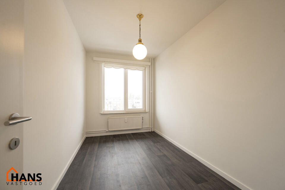 Mooi gerenoveerd appartement op de 3e verdieping links ( met lift) :

Ruime inkomhal met berging, apart toilet, nieuwe badkamer met inloopdouche en lavabomeubel. Berging voor aansluiting wasmachine en droogkast, 1 ruime slaapkamer en 2 kleine slaapkamers,