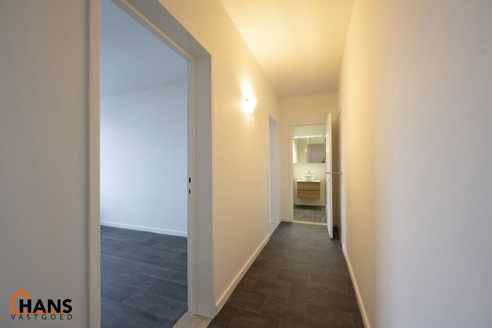 Mooi gerenoveerd appartement op de 3e verdieping links ( met lift) :

Ruime inkomhal met berging, apart toilet, nieuwe badkamer met inloopdouche en lavabomeubel. Berging voor aansluiting wasmachine en droogkast, 1 ruime slaapkamer en 2 kleine slaapkamers,