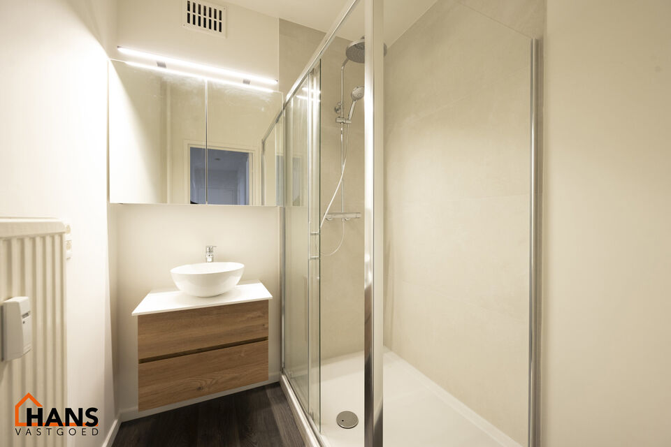 Mooi gerenoveerd appartement op de 3e verdieping links ( met lift) :

Ruime inkomhal met berging, apart toilet, nieuwe badkamer met inloopdouche en lavabomeubel. Berging voor aansluiting wasmachine en droogkast, 1 ruime slaapkamer en 2 kleine slaapkamers,