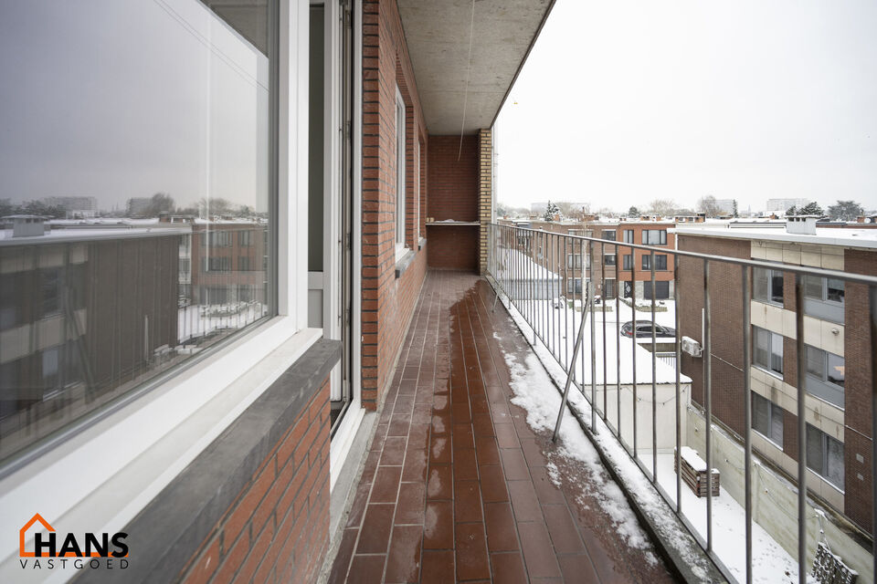 Mooi gerenoveerd appartement op de 3e verdieping links ( met lift) :

Ruime inkomhal met berging, apart toilet, nieuwe badkamer met inloopdouche en lavabomeubel. Berging voor aansluiting wasmachine en droogkast, 1 ruime slaapkamer en 2 kleine slaapkamers,