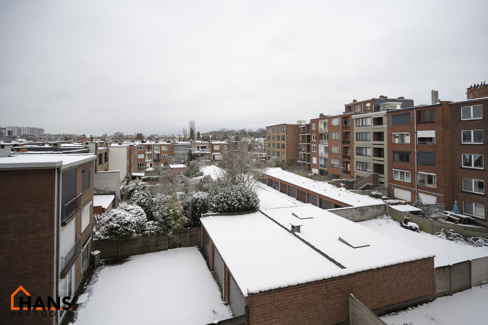 Mooi gerenoveerd appartement op de 3e verdieping links ( met lift) :

Ruime inkomhal met berging, apart toilet, nieuwe badkamer met inloopdouche en lavabomeubel. Berging voor aansluiting wasmachine en droogkast, 1 ruime slaapkamer en 2 kleine slaapkamers,