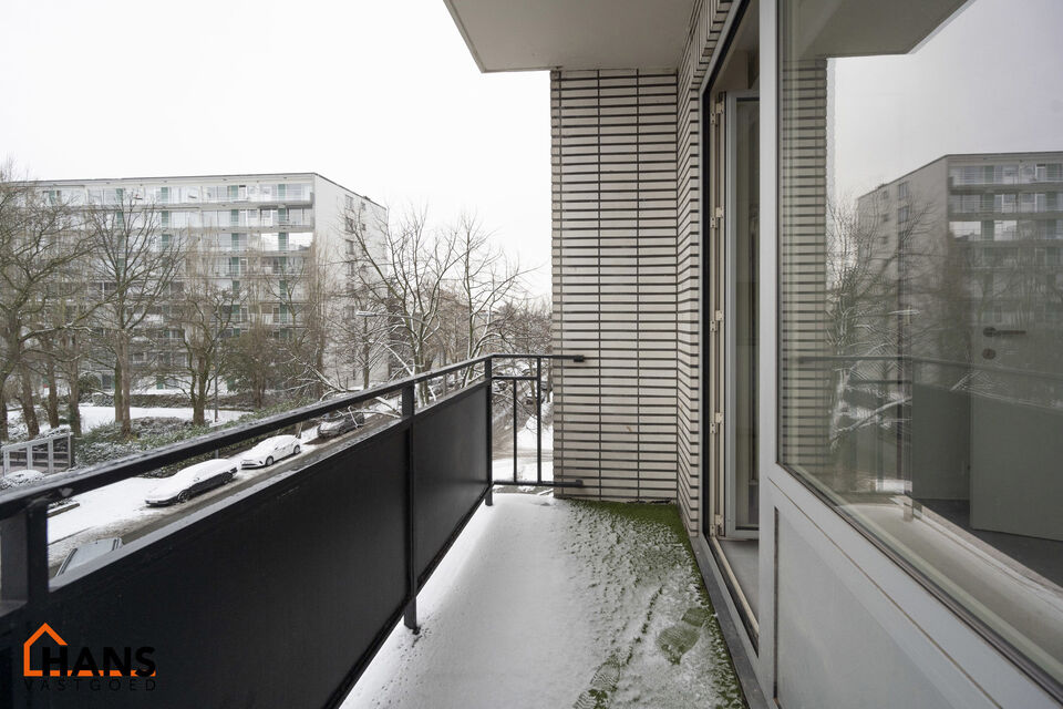 Mooi gerenoveerd appartement op de 3e verdieping links ( met lift) :

Ruime inkomhal met berging, apart toilet, nieuwe badkamer met inloopdouche en lavabomeubel. Berging voor aansluiting wasmachine en droogkast, 1 ruime slaapkamer en 2 kleine slaapkamers,