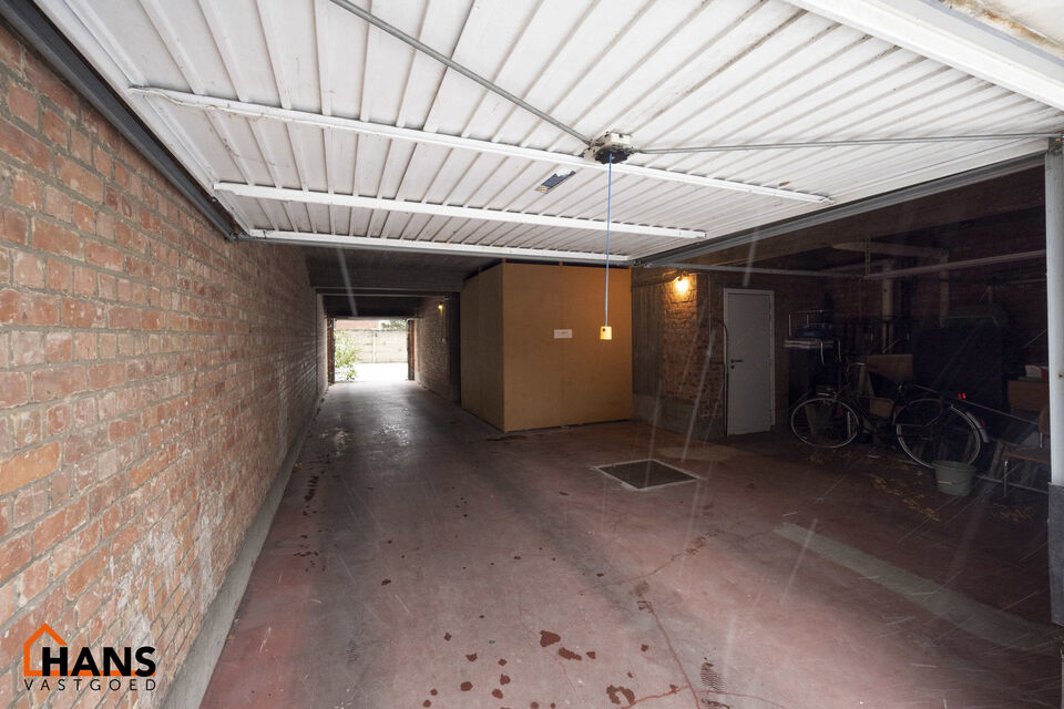 Mooi gerenoveerd appartement op de 3e verdieping links ( met lift) :

Ruime inkomhal met berging, apart toilet, nieuwe badkamer met inloopdouche en lavabomeubel. Berging voor aansluiting wasmachine en droogkast, 1 ruime slaapkamer en 2 kleine slaapkamers,