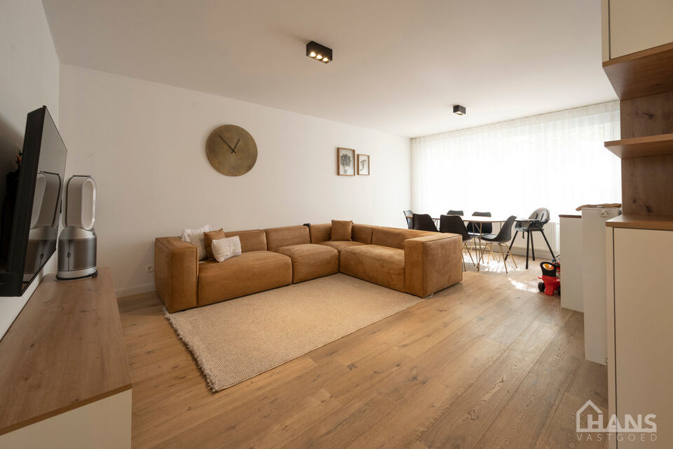 Dit verzorgde appartement bevindt zich op de eerste verdieping van een kleinschalig gebouw (zonder lift).

Indeling: Inkomhal; apart gastentoilet; 2 slaapkamers waarvan &eacute;&eacute;n met rechtstreekse toegang tot het achterliggende terras; ingerichte badkamer; ru