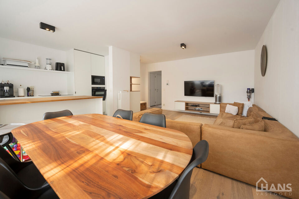 Dit verzorgde appartement bevindt zich op de eerste verdieping van een kleinschalig gebouw (zonder lift).

Indeling: Inkomhal; apart gastentoilet; 2 slaapkamers waarvan &eacute;&eacute;n met rechtstreekse toegang tot het achterliggende terras; ingerichte badkamer; ru