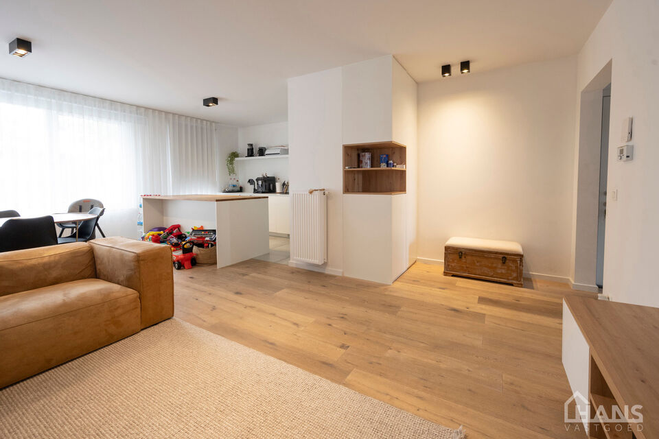 Dit verzorgde appartement bevindt zich op de eerste verdieping van een kleinschalig gebouw (zonder lift).

Indeling: Inkomhal; apart gastentoilet; 2 slaapkamers waarvan &eacute;&eacute;n met rechtstreekse toegang tot het achterliggende terras; ingerichte badkamer; ru